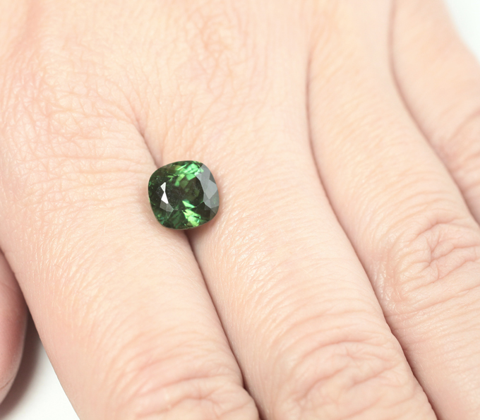 Чистейший изумрудно-зеленый апатит 3,68 карата