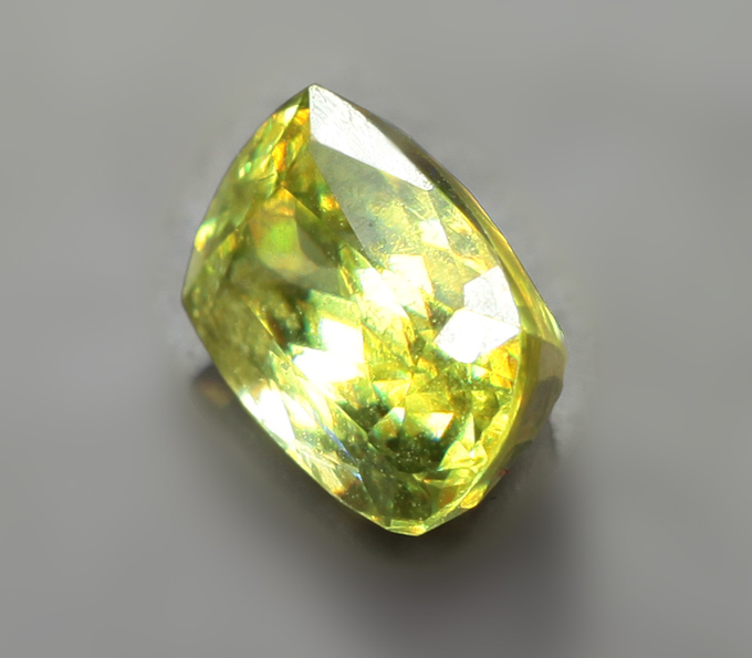 Желтовато-зеленый сфен 1,03 карата