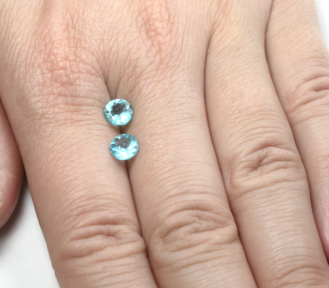 Пара "неоновых" апатитов 1,54 карата