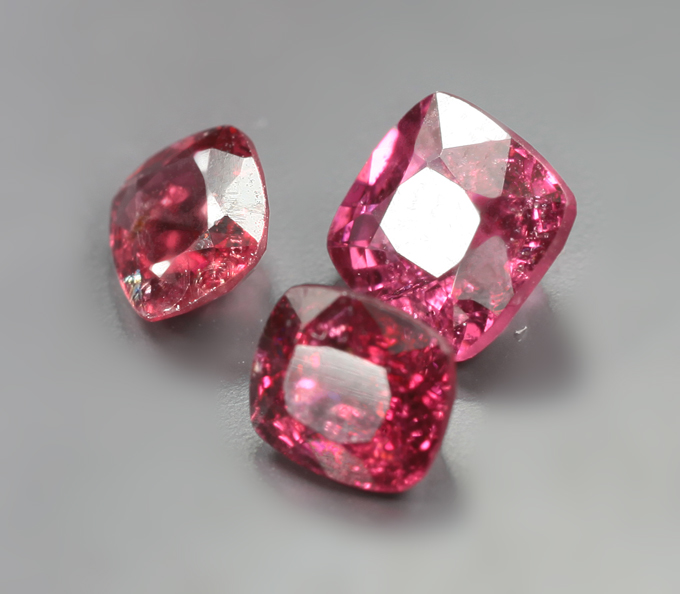 Набор из 3 пурпурновато-красных шпинелей 1,77 карата
