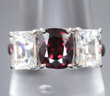 Кольцо с рубиновой шпинелью 1,79 карата и бесцветными цирконами Золото