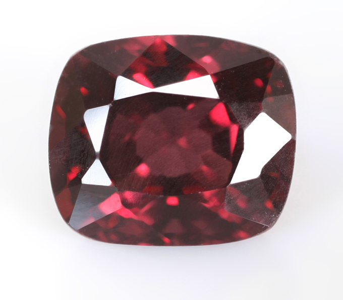 Кольцо с рубиновой шпинелью 1,79 карата и бесцветными цирконами