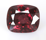 Кольцо с рубиновой шпинелью 1,79 карата и бесцветными цирконами Золото