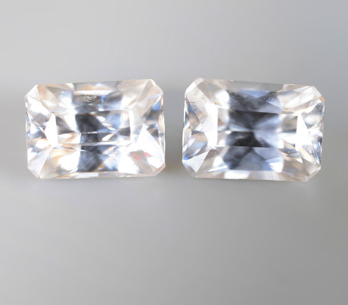 Кольцо с рубиновой шпинелью 1,79 карата и бесцветными цирконами