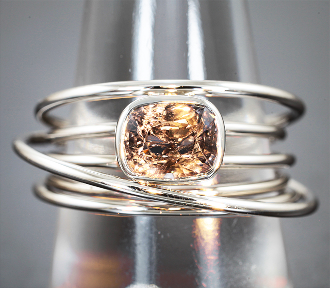 Кольцо с полихромной шпинелью со сменой цвета 1,49 карата