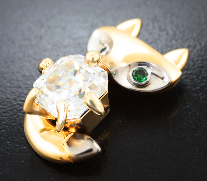 Кулон с бесцветным муассанитом топовой огранки 5,01 карата и цаворитами