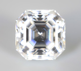 Кулон с бесцветным муассанитом топовой огранки 5,01 карата и цаворитами Золото