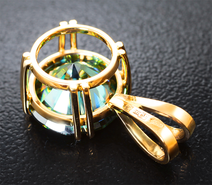 Кулон с крупным голубовато-зеленым муассанитом 5,24 карата