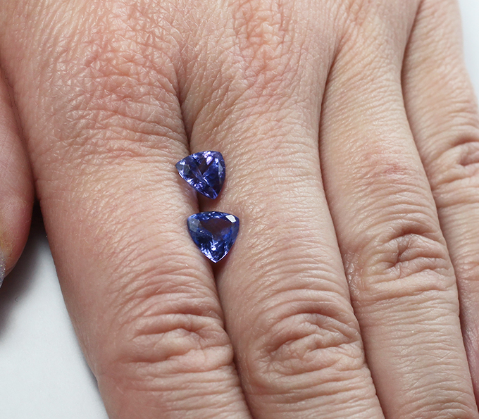 Пара танзанитов 2,3 карата