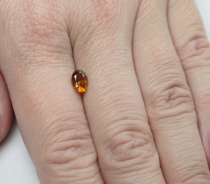 Оранжевато-желтый турмалин 0,7 карата