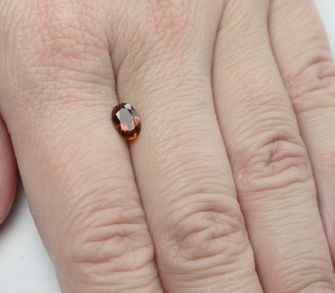 Желтовато-оранжевый турмалин 0,7 карата