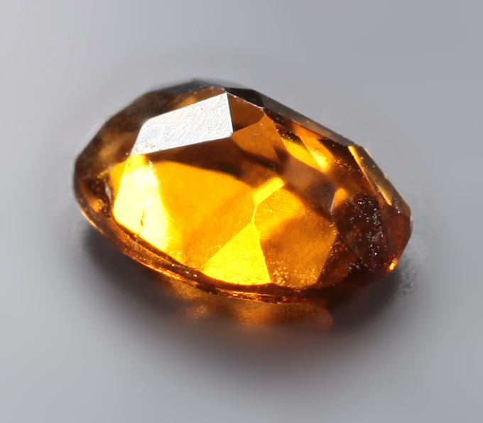 Оранжевато-желтый турмалин 0,77 карата