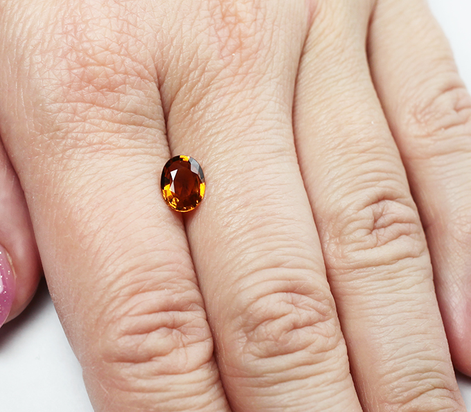 Оранжевато-желтый турмалин 1,04 карата
