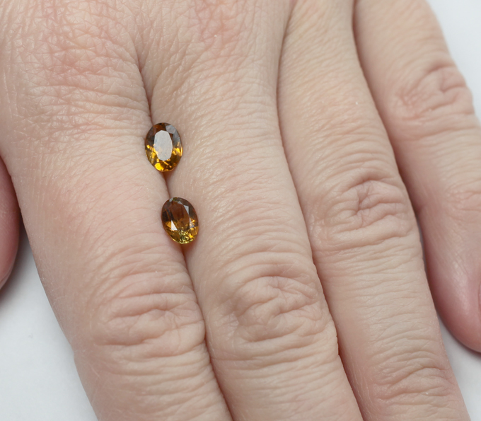 Пара оранжевато-желтых турмалинов 1,46 карата