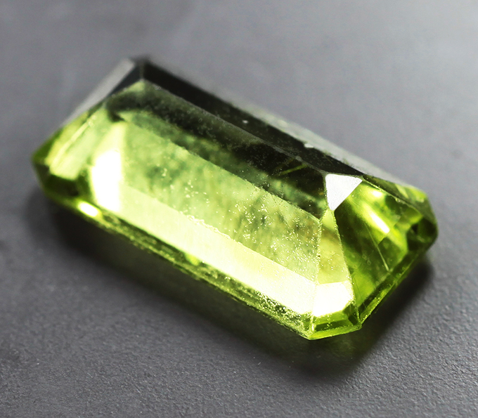 Перидот 2,45 карата