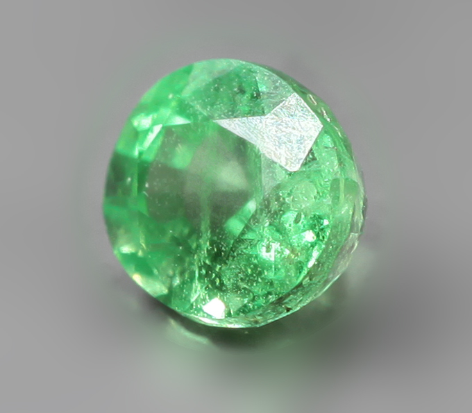 "Неоновый" цаворит гранат 0,88 карата