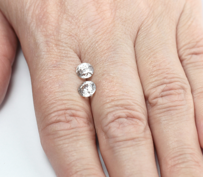 Пара бесцветных цирконов 3,35 карата