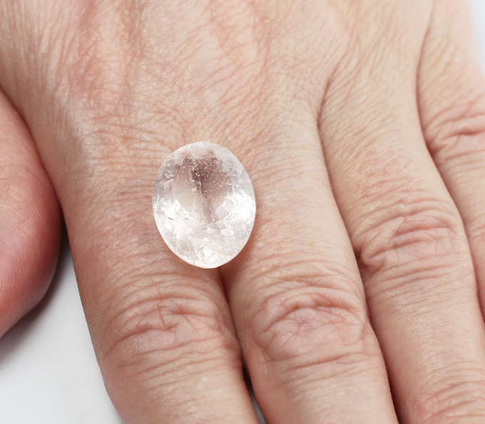 Крупный морганит 13,79 карата