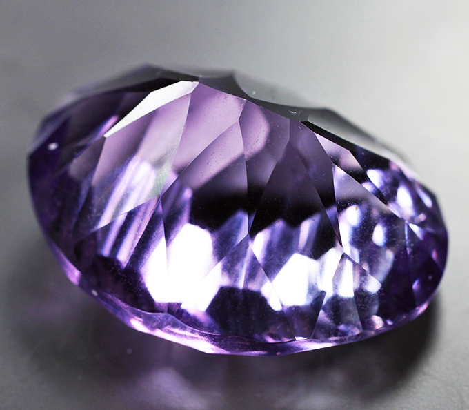 Чистейший аметист лазерной огранки 28,38 карата