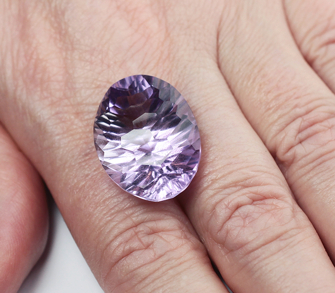 Чистейший аметист лазерной огранки 28,38 карата