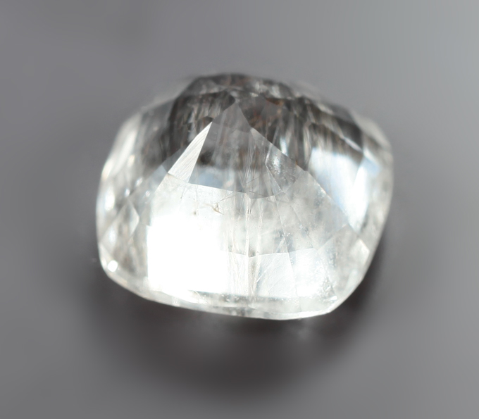 Редкий крупный фенакит с включеним рутила 4,02 карата