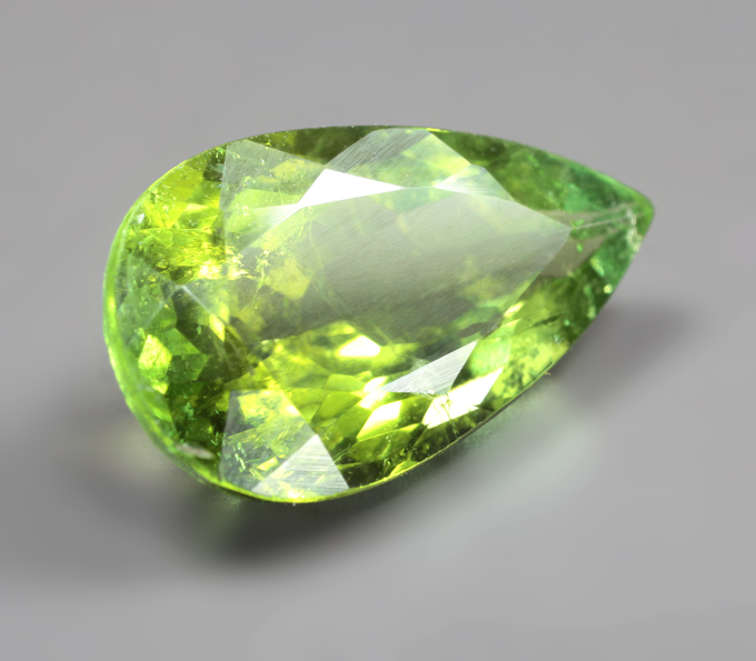 Яркий желтовато-зеленый турмалин 5,86 карата