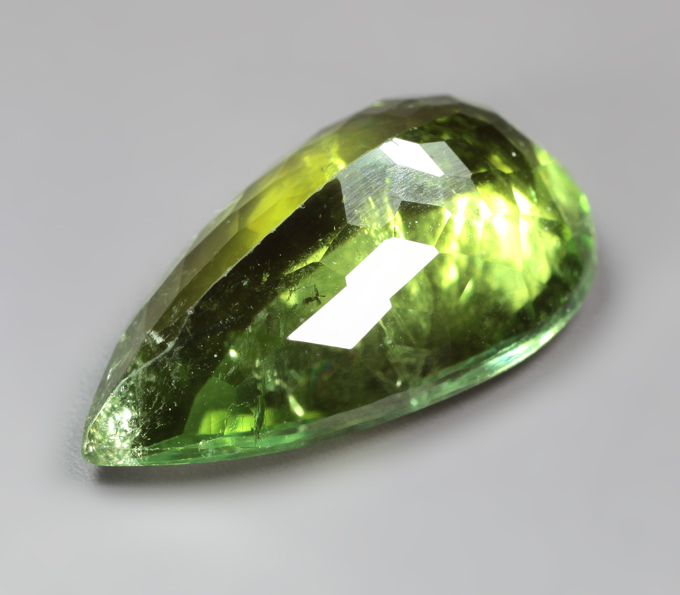 Яркий желтовато-зеленый турмалин 5,86 карата
