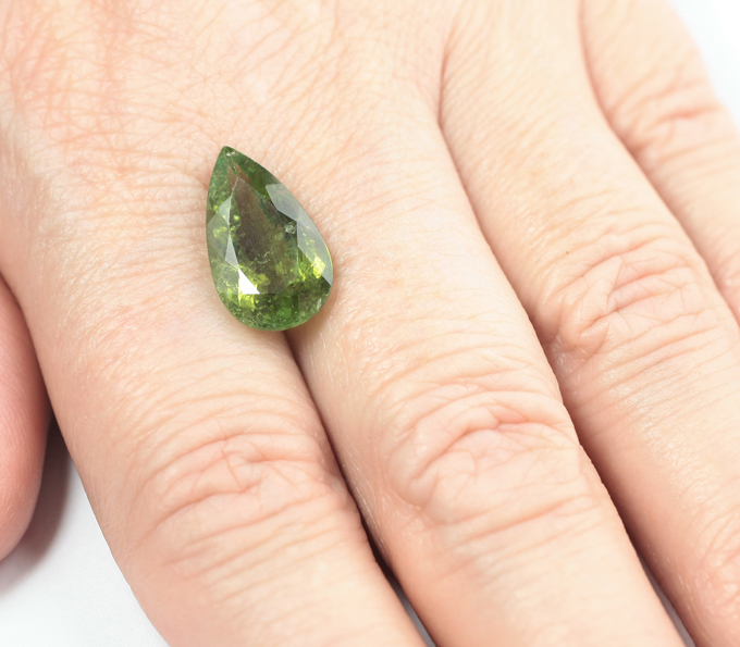 Яркий желтовато-зеленый турмалин 5,86 карата