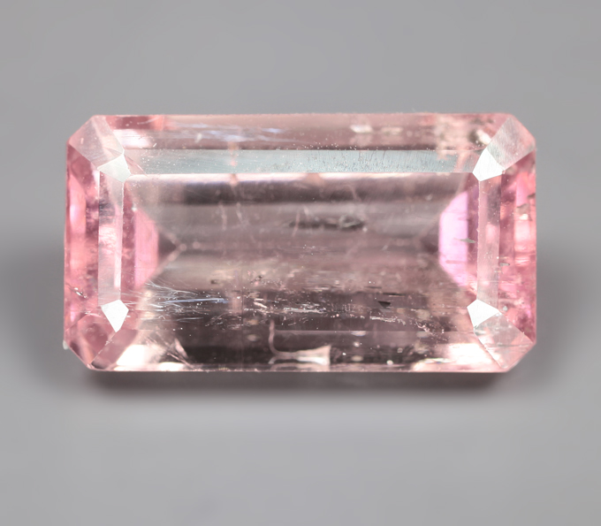 Крупный насыщенно-розовый турмалин 6,76 карата