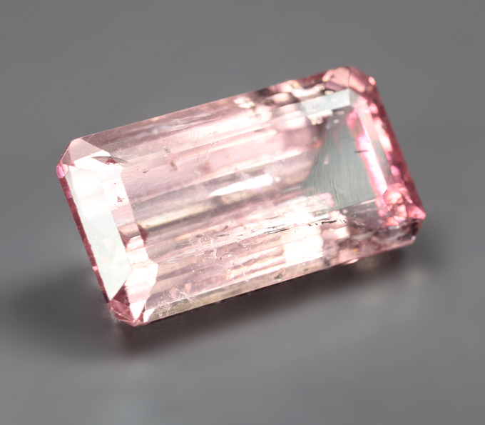 Крупный насыщенно-розовый турмалин 6,76 карата