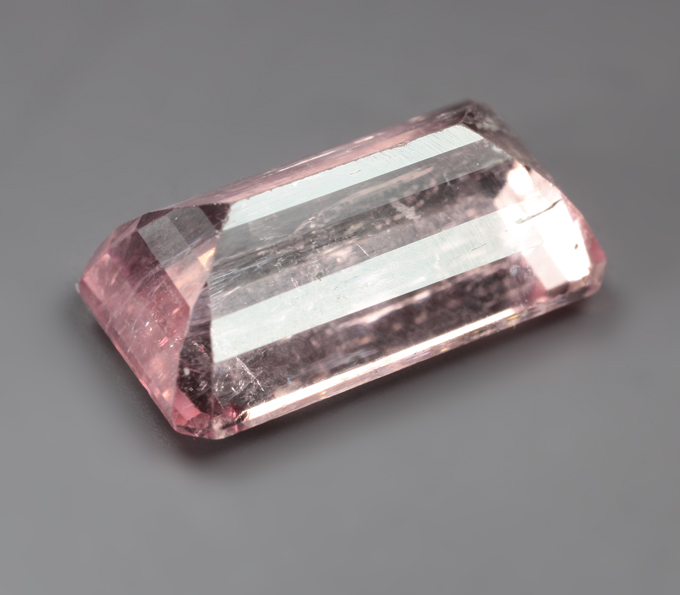 Крупный насыщенно-розовый турмалин 6,76 карата