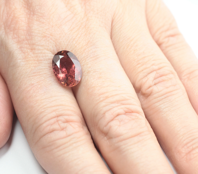 Красно-оранжевый турмалин 4,13 карата