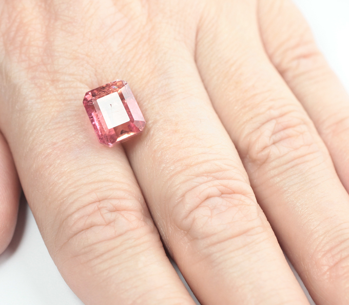 Крупный оранжевато-розовый турмалин 7,62 карата