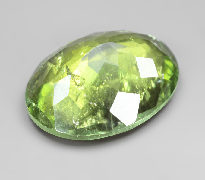 Яркий желтовато-зеленый турмалин 3,78 карата