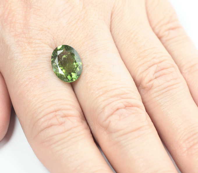 Яркий желтовато-зеленый турмалин 3,78 карата