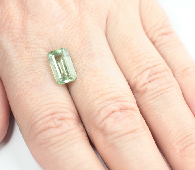 Желтовато-зеленый "неоновый" турмалин 3,62 карата