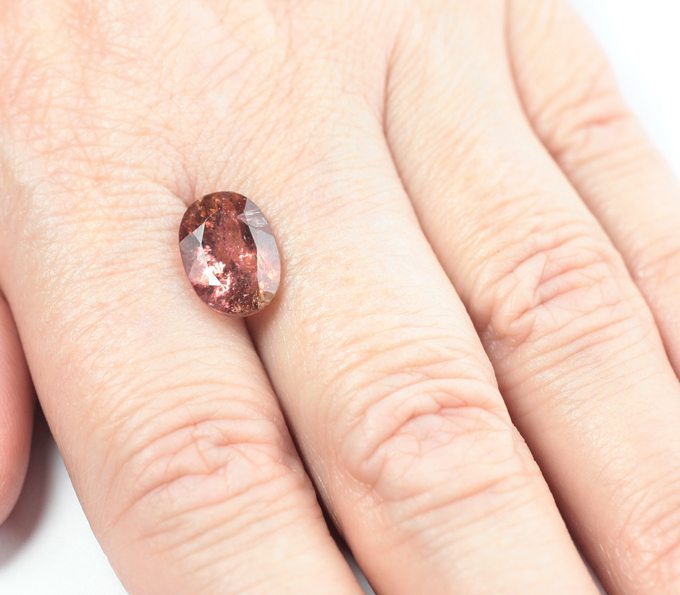 Красновато-оранжевый турмалин 4,04 карата