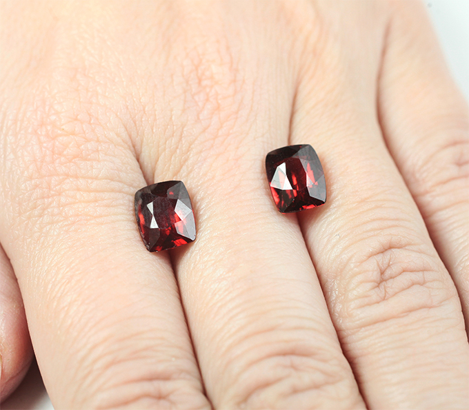 Крупная пара пиропов гранатов 7,54 карата