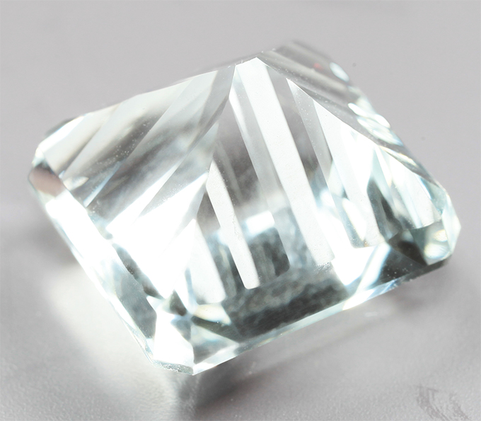 Чистейший крупный платиново-зеленый берилл 11,89 карата