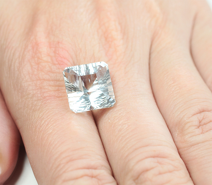 Чистейший крупный платиново-зеленый берилл 11,89 карата