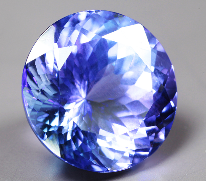 Чистейший крупный танзанит 8,63 карата