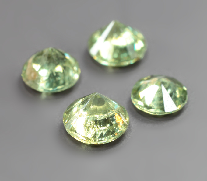 Набор из 4 демантоидов 0,56 карата