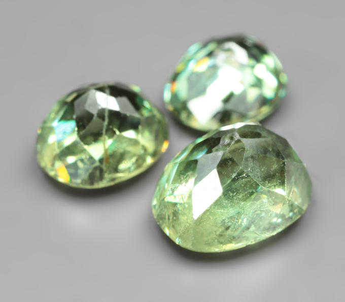 Высокая дисперсия! Крупный набор из 3 демантоидов 3,07 карата