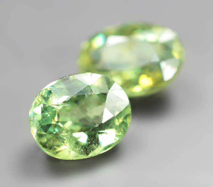 Пара демантоидов 1,69 карата