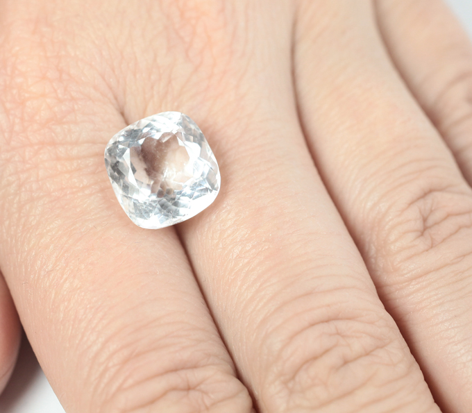 Чистейший крупный гошенит 8,84 карата