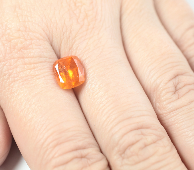 Редкий крупный клиногумит 5,25 карата