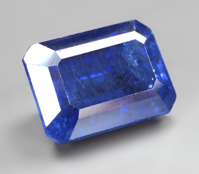 Крупный васильковый танзанит 10,97 карата