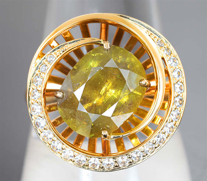 Комплект с желтыми сфенами 11,26 карата и бесцветными цирконами