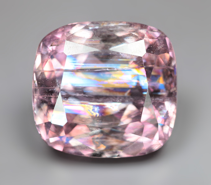 Крупный зултанит 5,59 карата