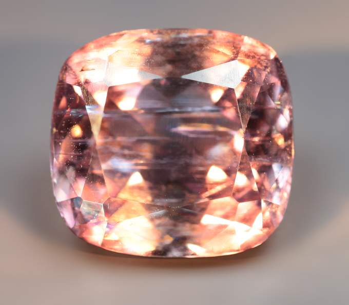 Крупный зултанит 5,59 карата